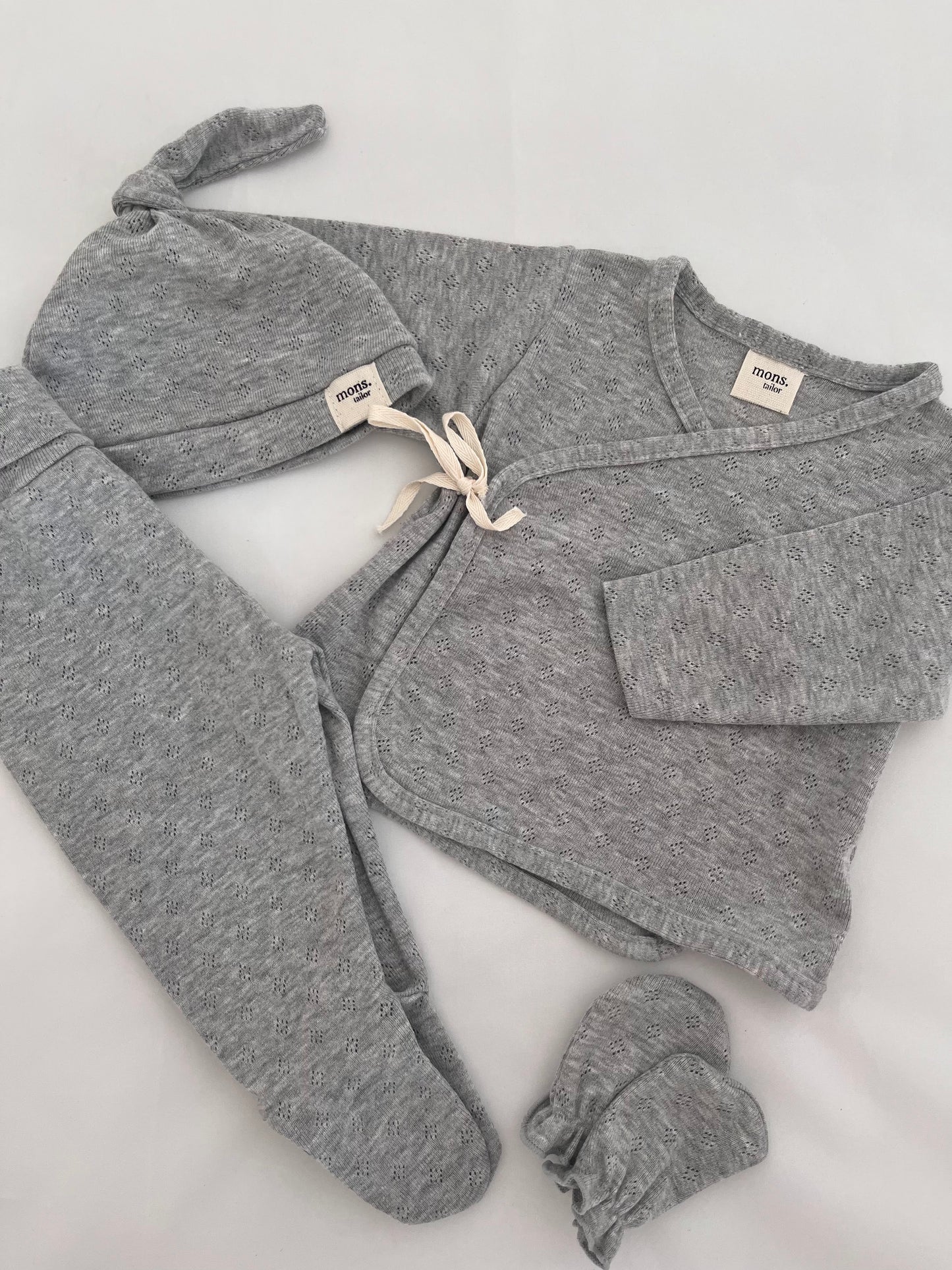 Primera puesta Gris
